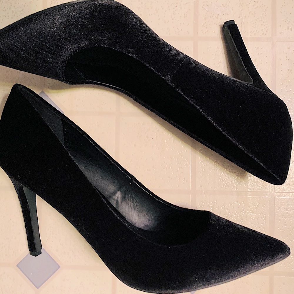 Black Velvet Pumps